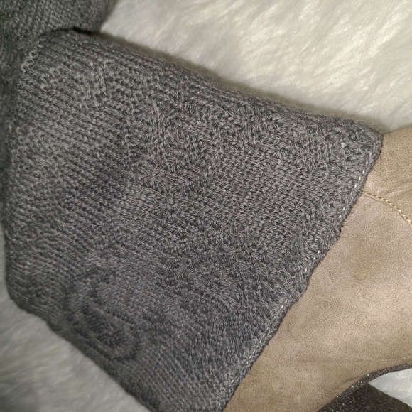Muk Luks Size 10 Tan Faux Leather Gray Knit Upper - Picture 6 of 11